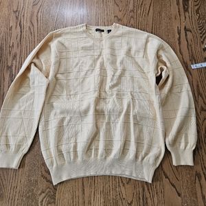 Mens Van Heusen large yellow sweater.